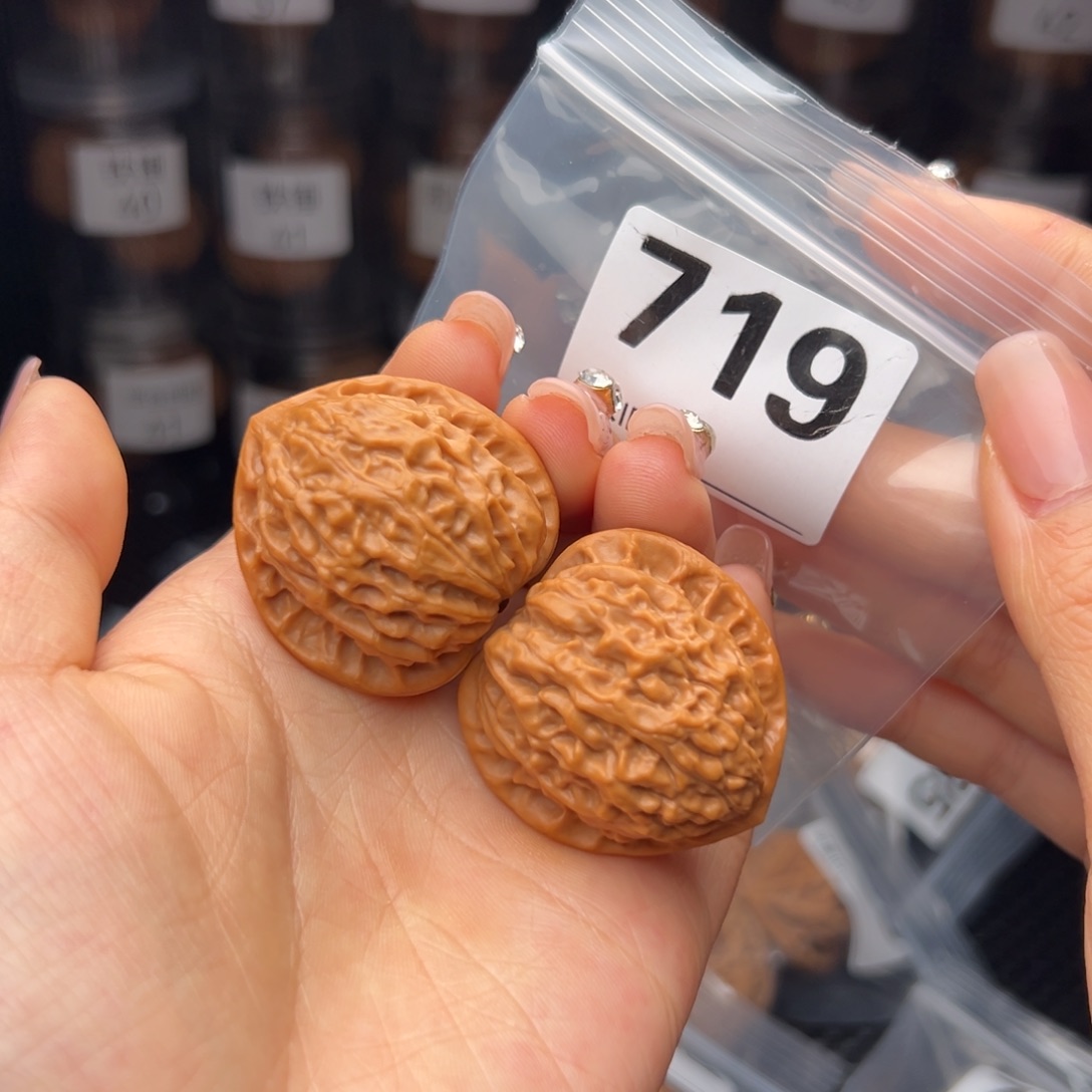 文玩核桃吊坠金牛37