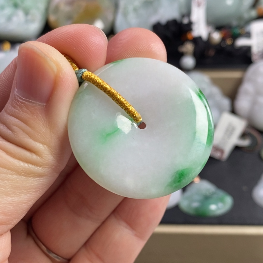 翡翠颈饰未镶嵌平安扣