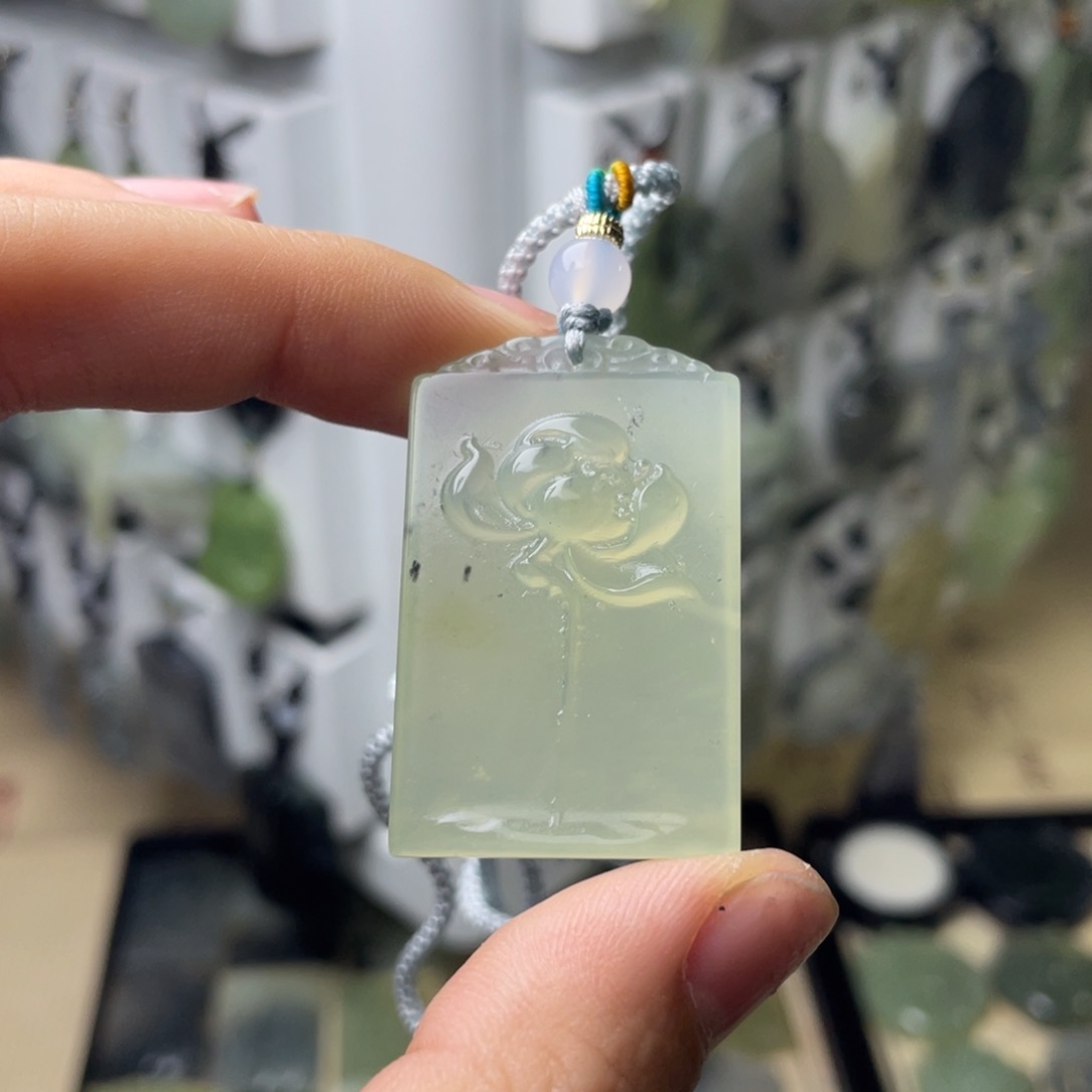 岫玉颈饰未镶嵌莲花牌