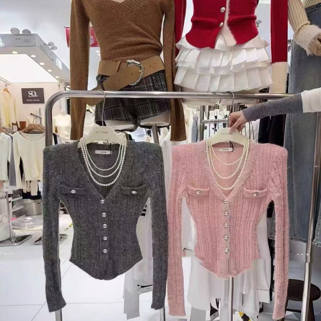 悠悠 冬季新款韩版纯欲辣妹V领毛金属扣垫肩针织毛衣