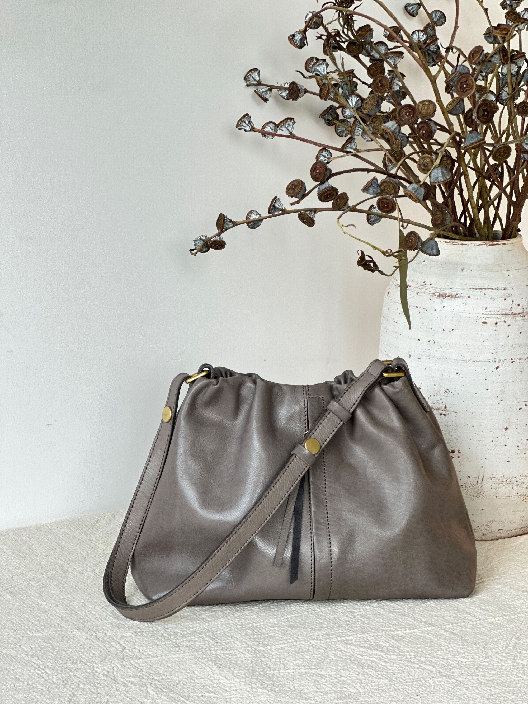 YE NIU 头层软植鞣牛皮文艺极简休闲风腋下斜挎包（纯色云朵包）