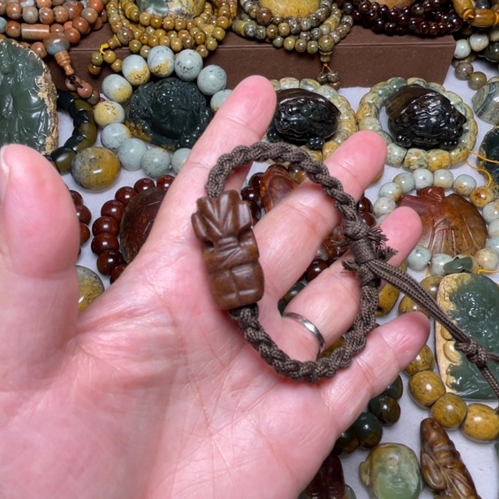 花***错岫岩河磨玉（透闪石质玉）未镶嵌颈饰