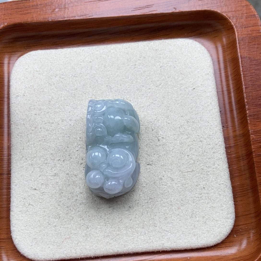 苏***慧翡翠未镶嵌颈饰霸王貔貅