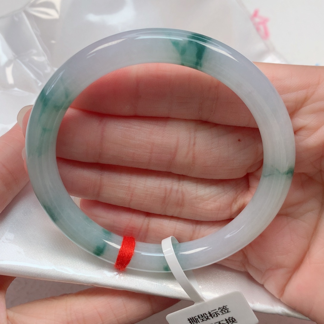 翡翠手镯未镶嵌56.4圆条 白底飘灵动绿花