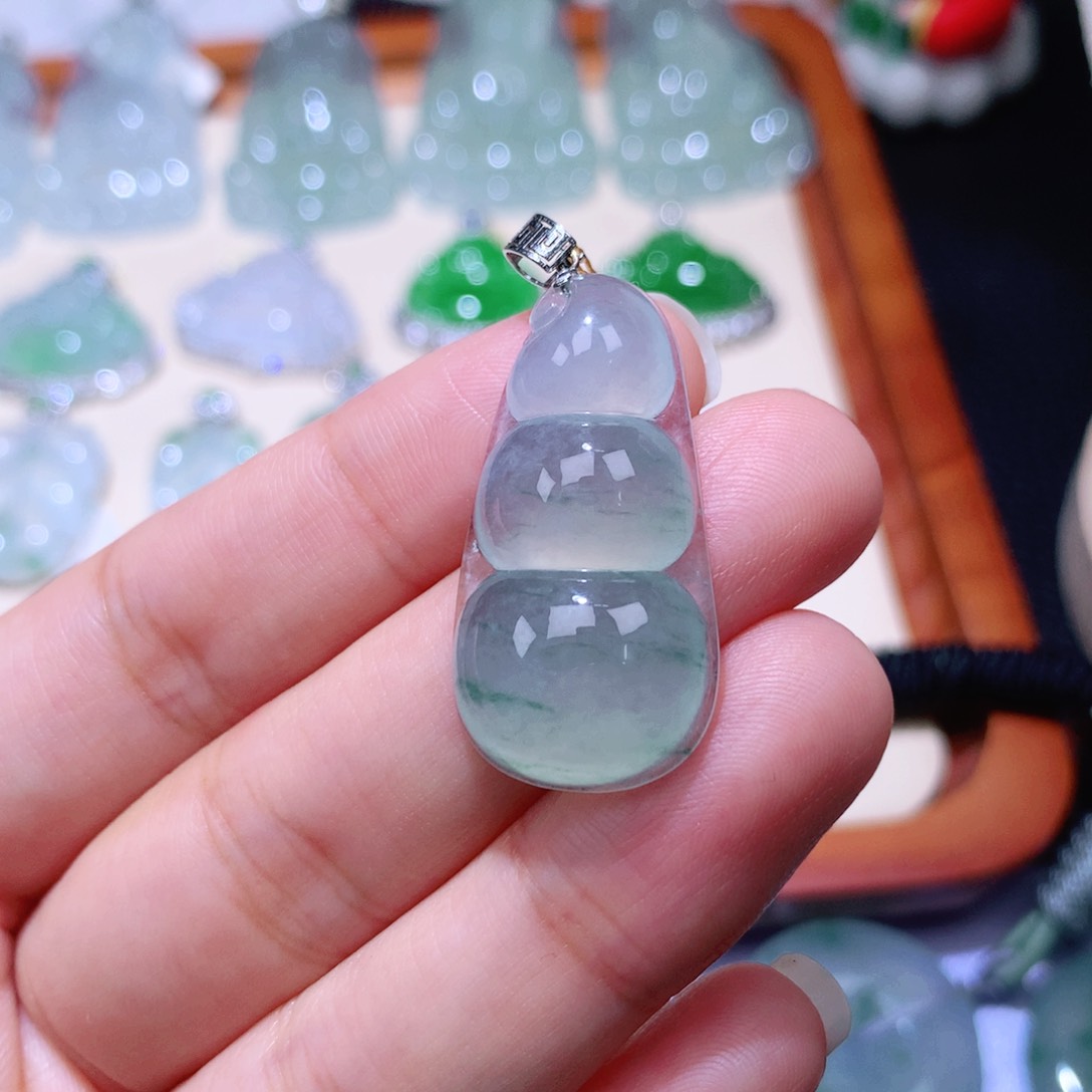 颈饰18K金镶嵌翡翠福豆