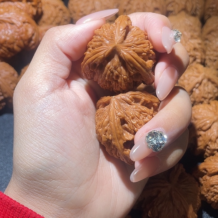 用***4文玩核桃吊坠小妹三棱