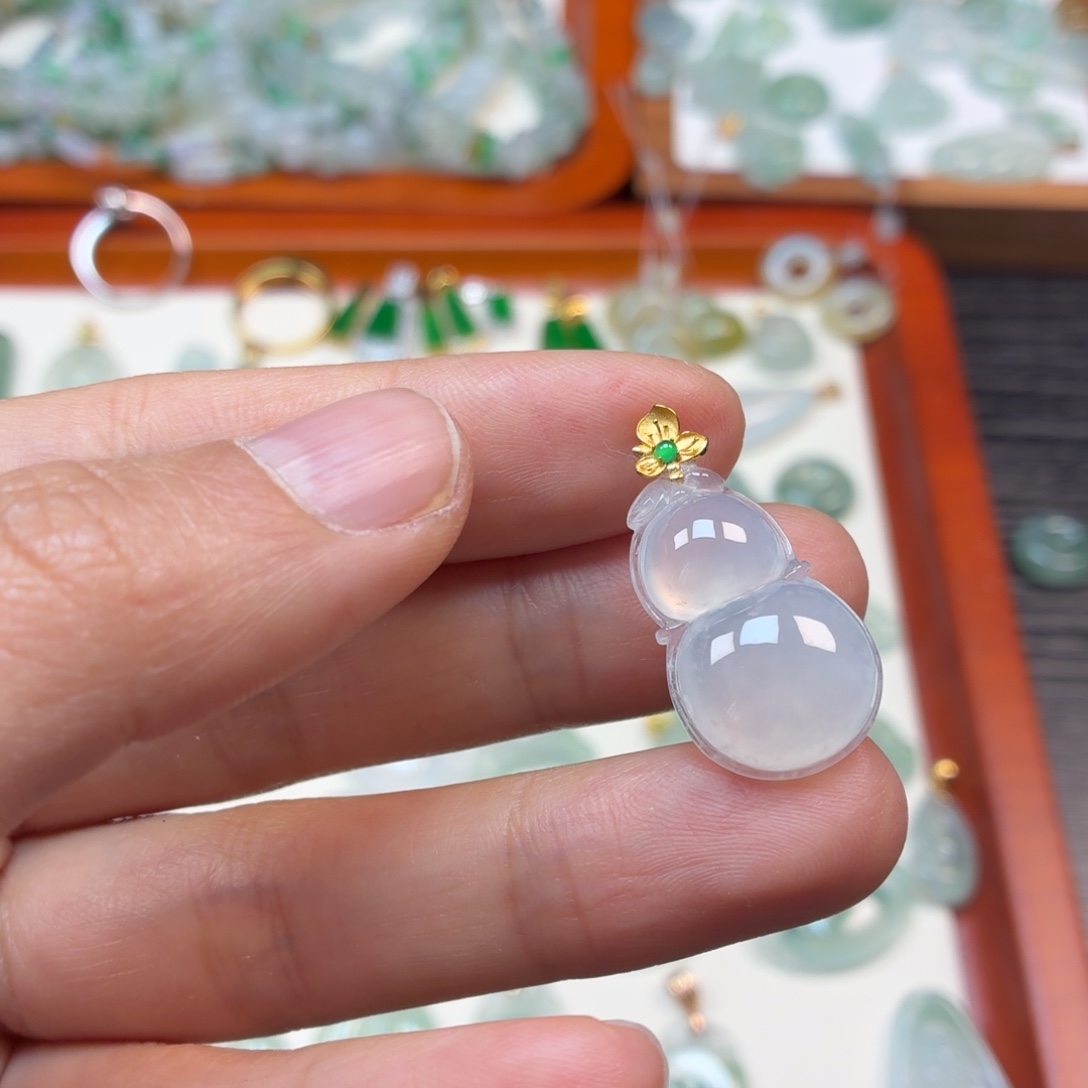 翡翠18K金镶嵌颈饰葫芦