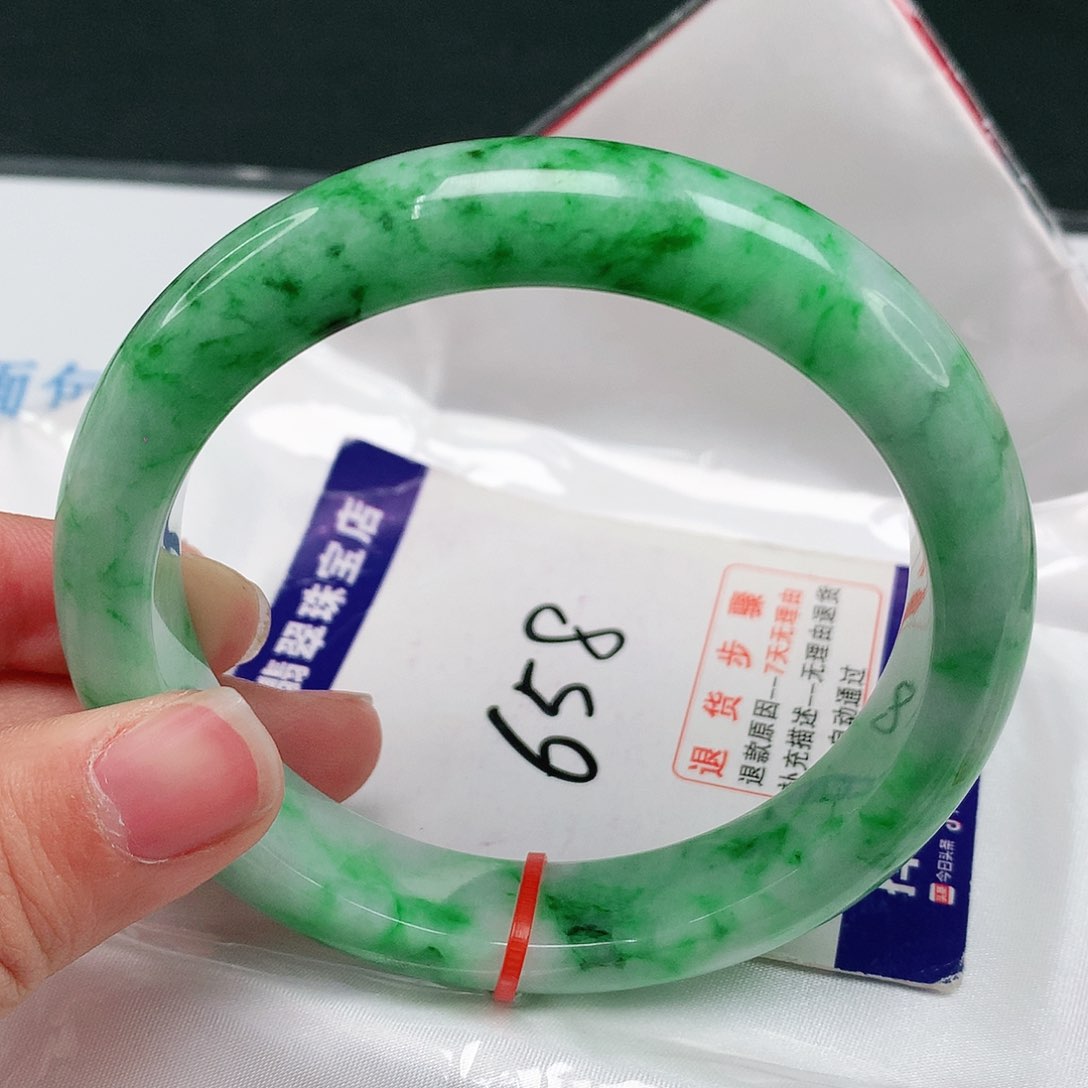 翡翠手镯未镶嵌翡翠