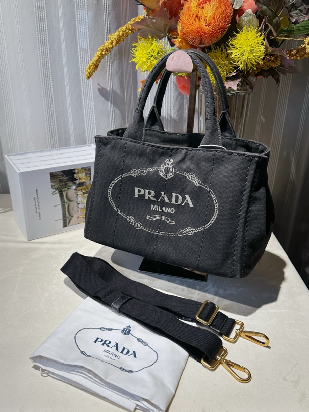95新 Prada/普拉达 兜兜 黑色沙滩小号斜挎包