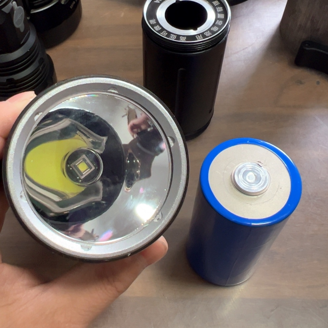 46950强光照射手电筒