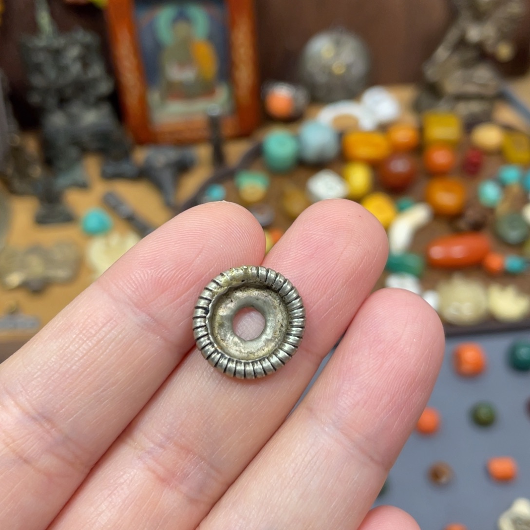 玻璃颈饰直径1.6cm 厚度0.2cm