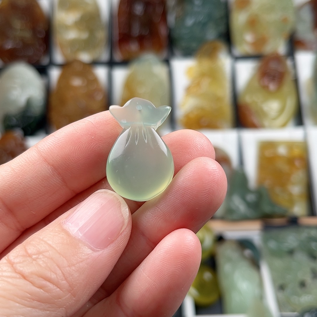 蛇纹石玉颈饰未镶嵌