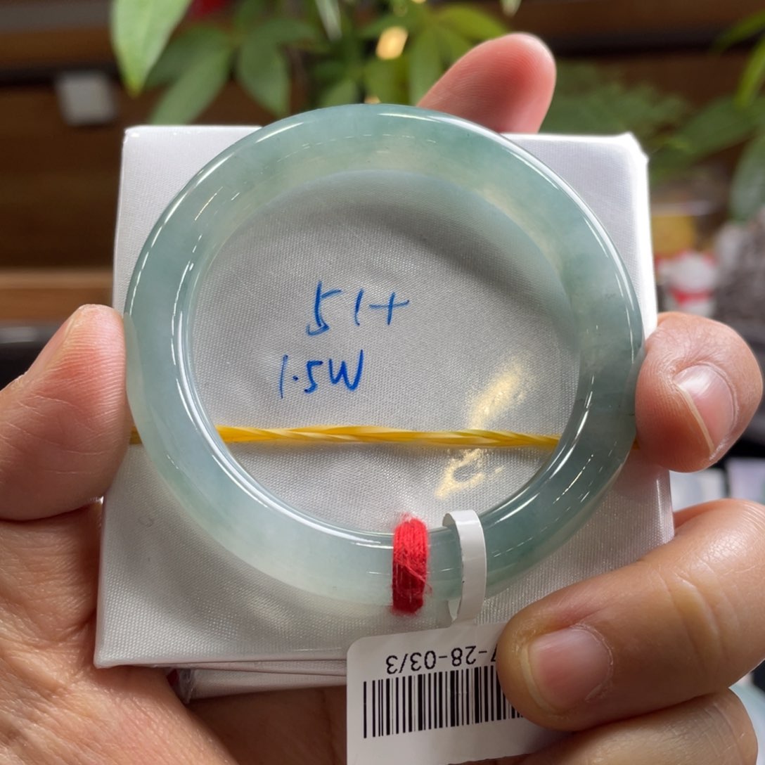 翡翠手镯未镶嵌翡翠