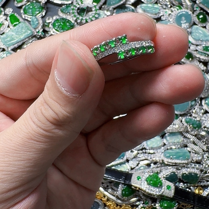 翡翠颈饰未镶嵌天然A货翡翠放漏