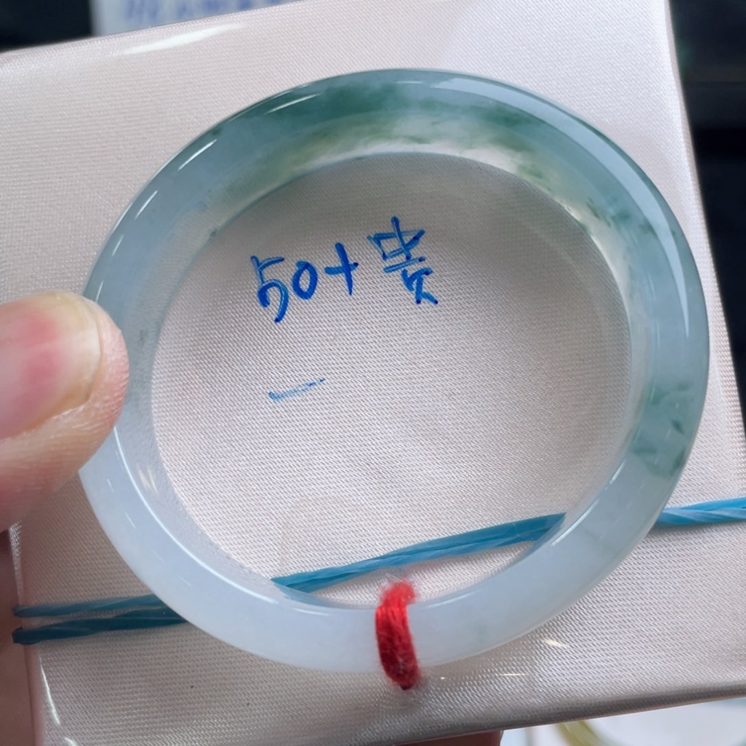 翡翠手镯未镶嵌翡翠