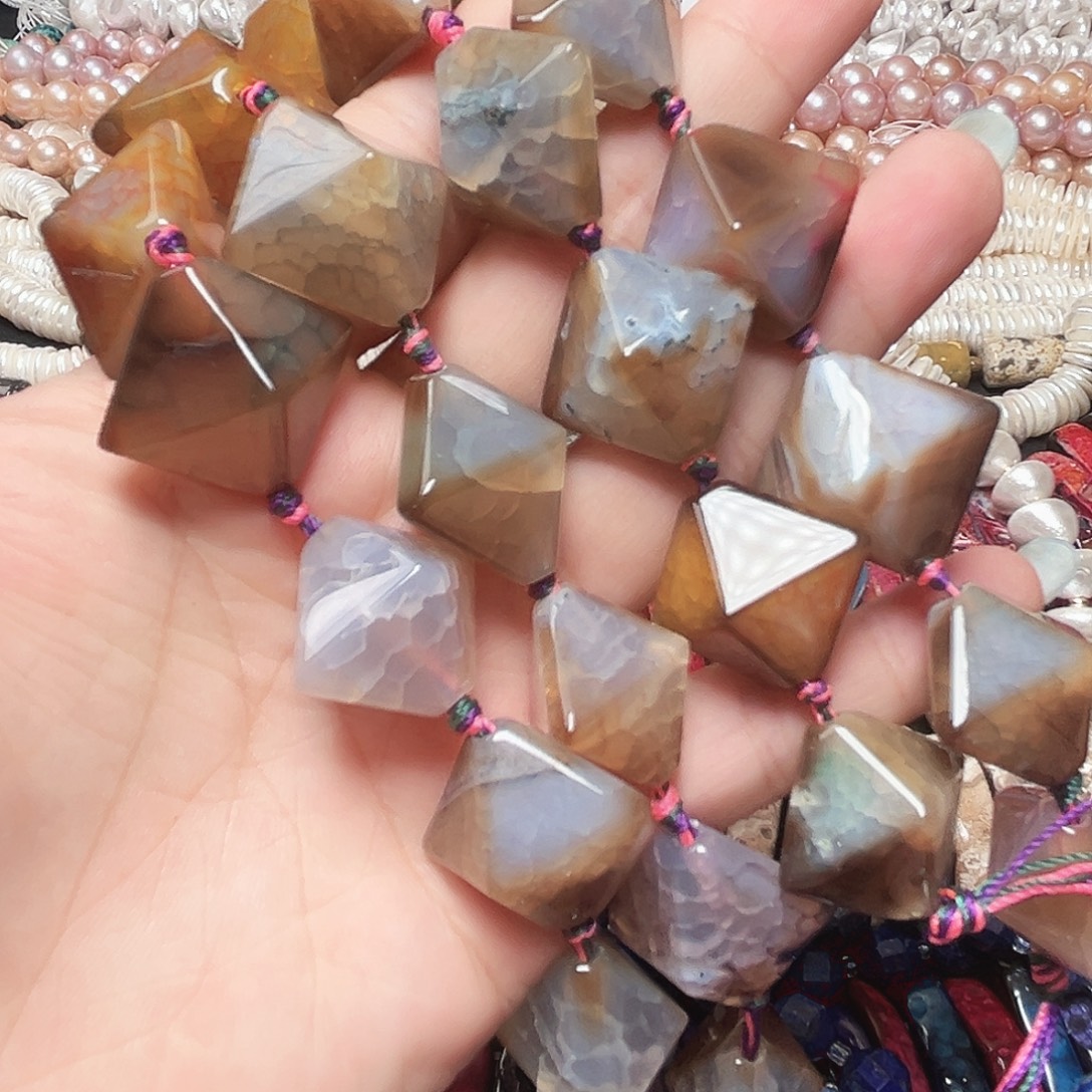 玛瑙/玉髓未镶嵌珠宝半成品K439。龙纹玛瑙一条