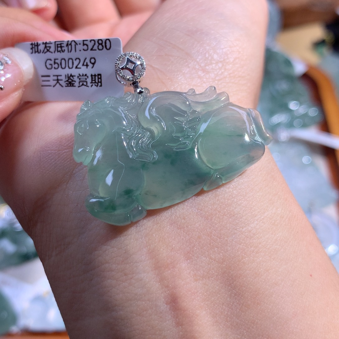 翡翠颈饰18K金镶嵌马