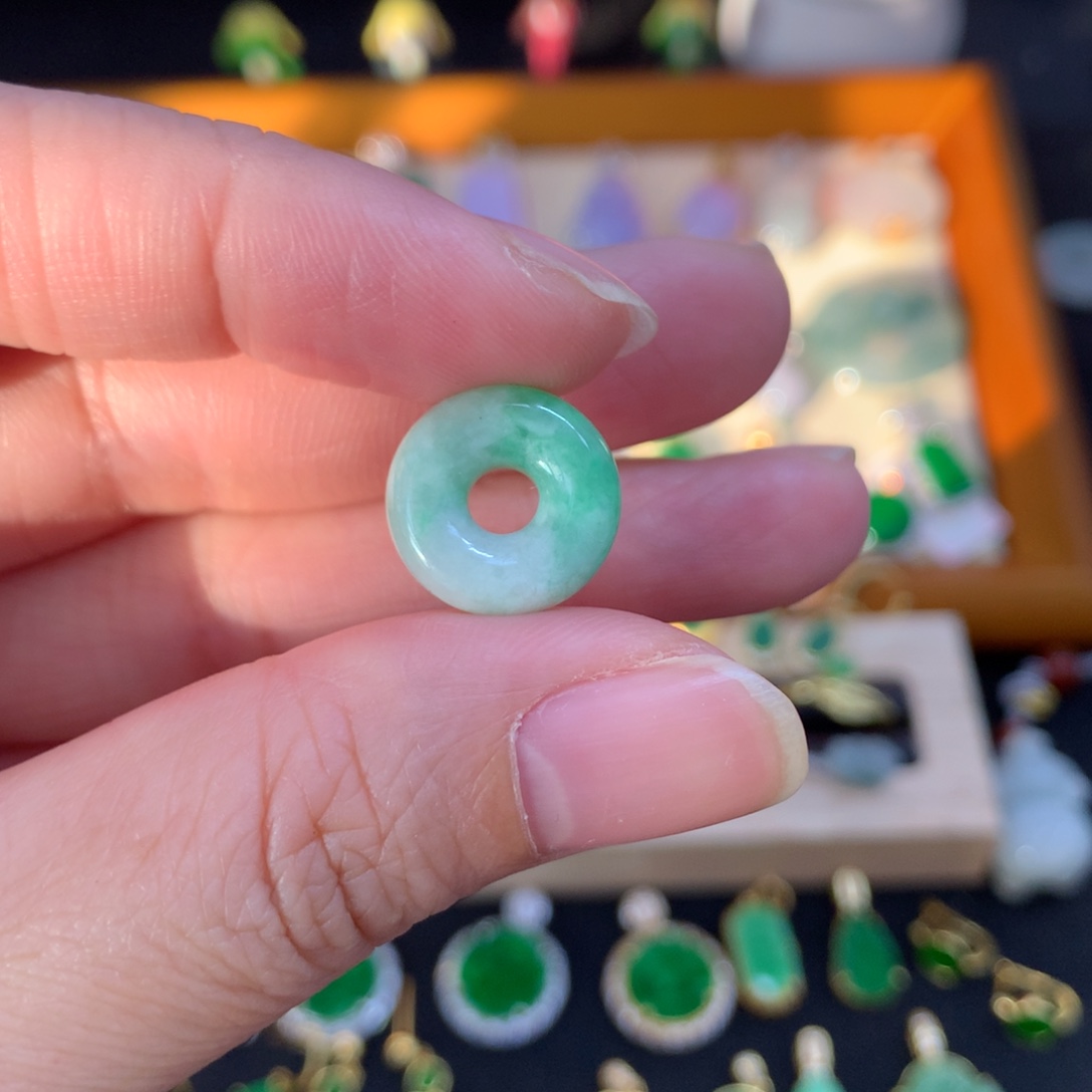 翡翠未镶嵌吊坠(不含链)有纹裂