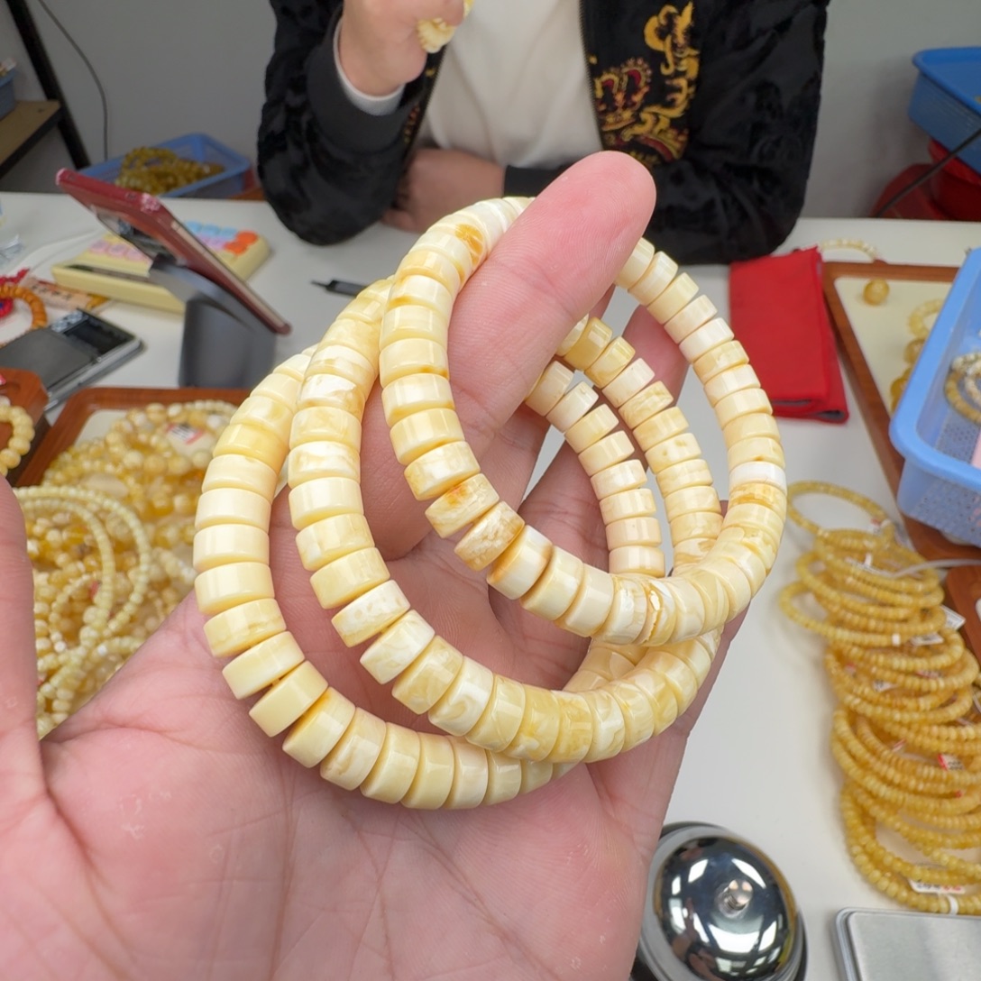 琥珀未镶嵌裸石多样性发其一