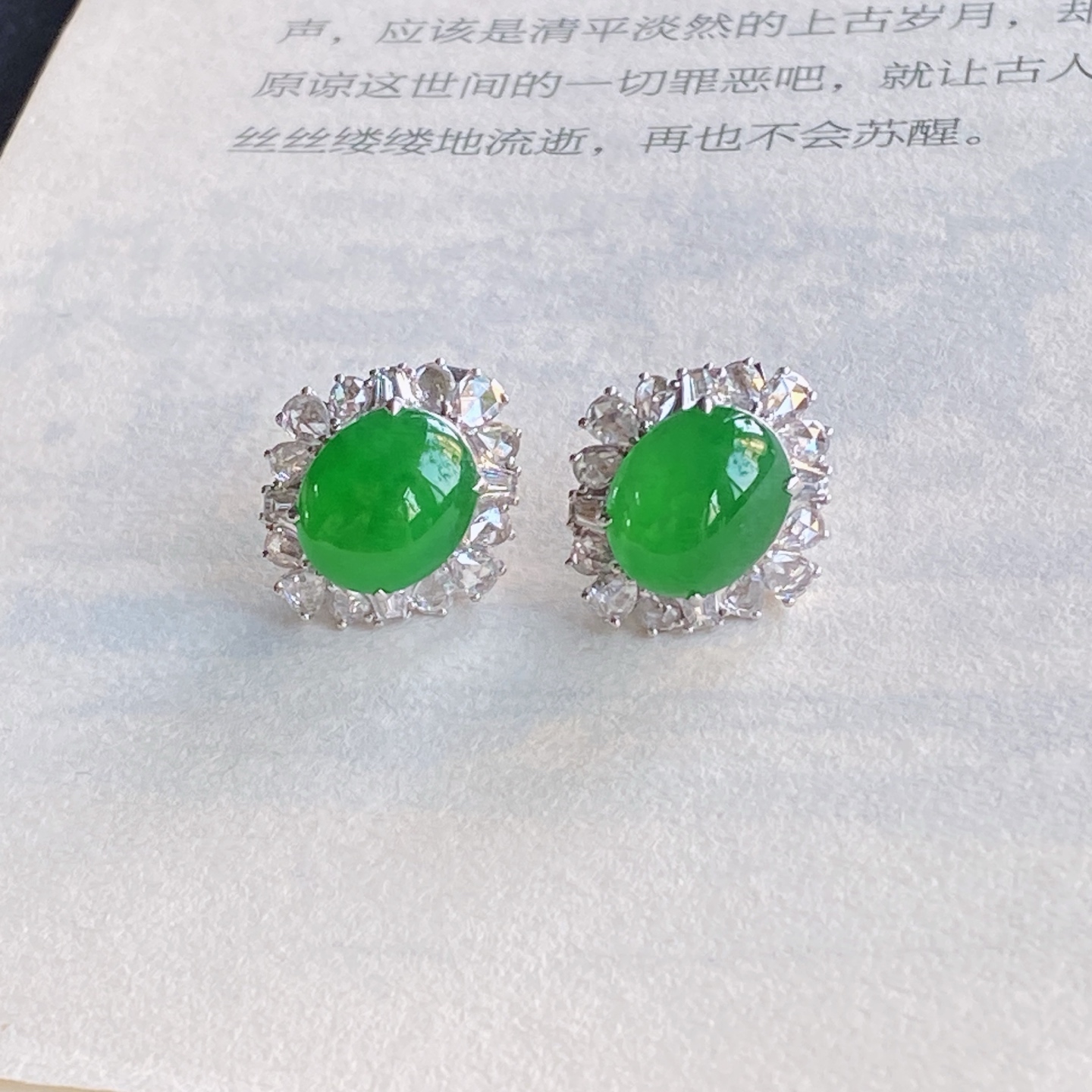 好色珠宝 缅甸老坑A货翡翠 18k镶嵌 冰种满阳绿蛋面耳钉