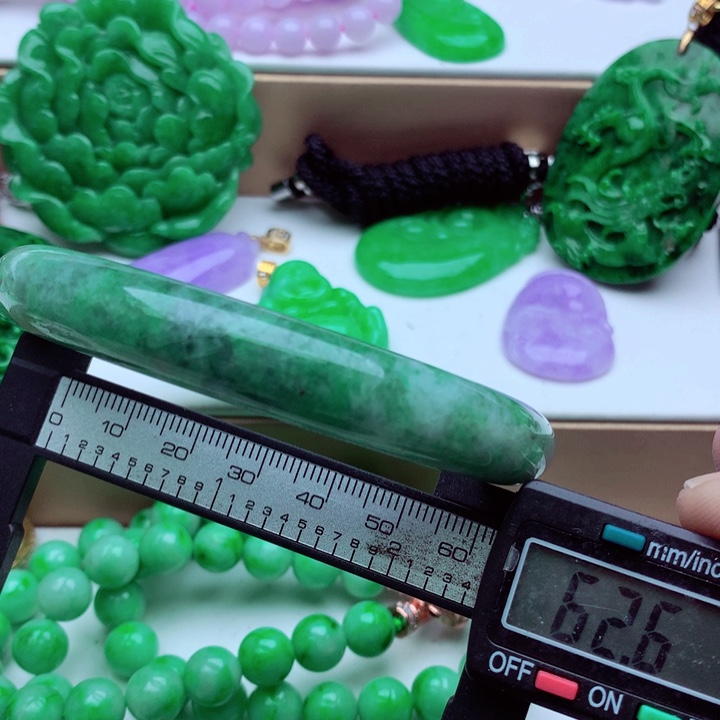 翡翠未镶嵌手镯…．．