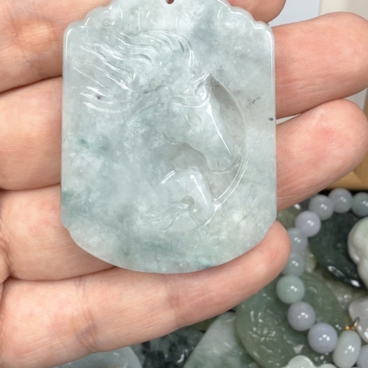 翡翠挂件未镶嵌翡翠