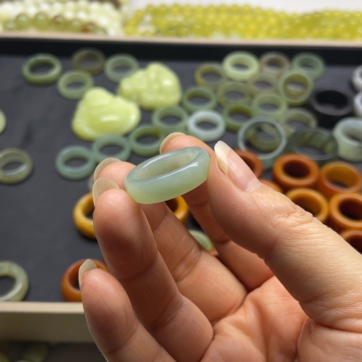 蛇纹石玉戒指未镶嵌上****）