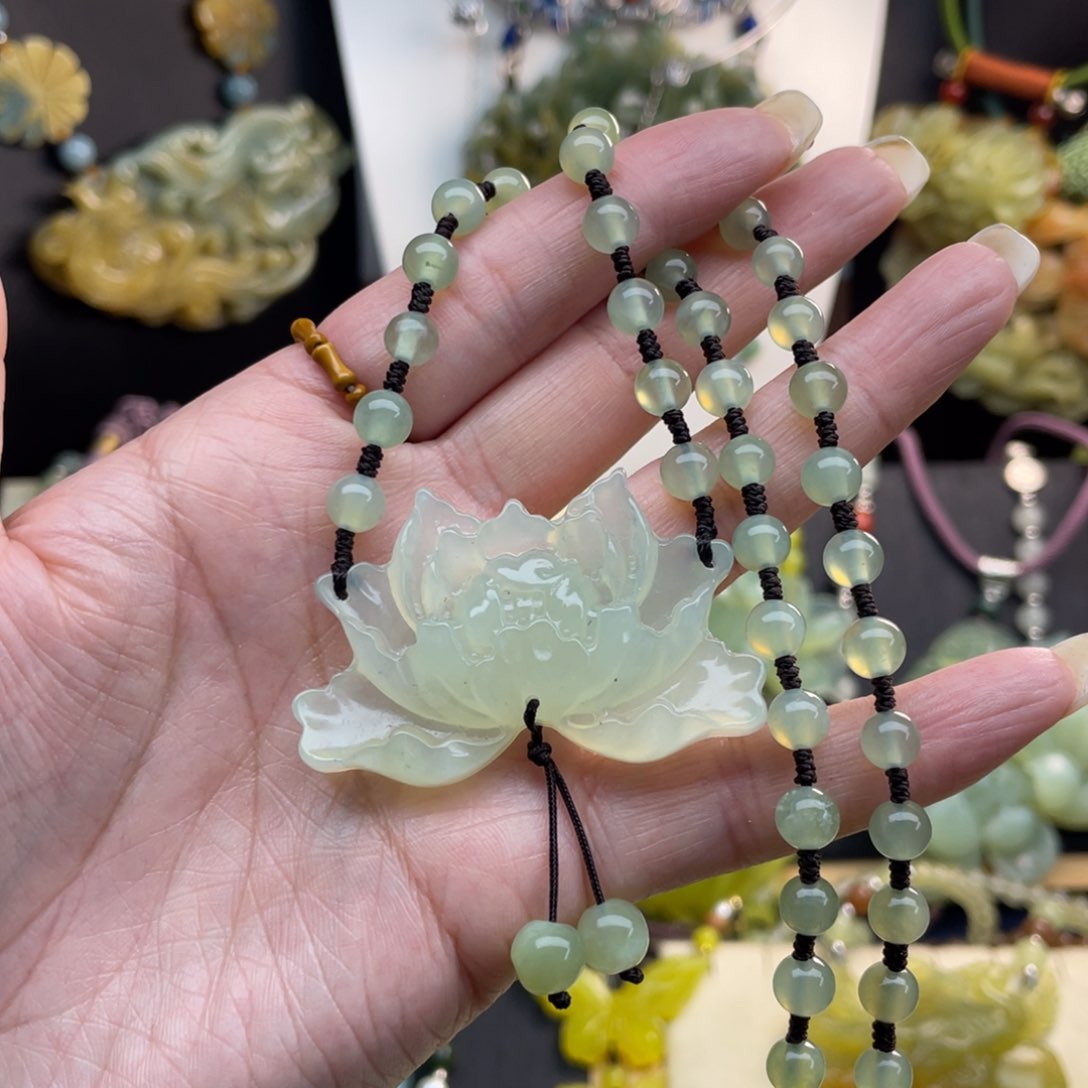 蛇纹石玉未镶嵌颈饰