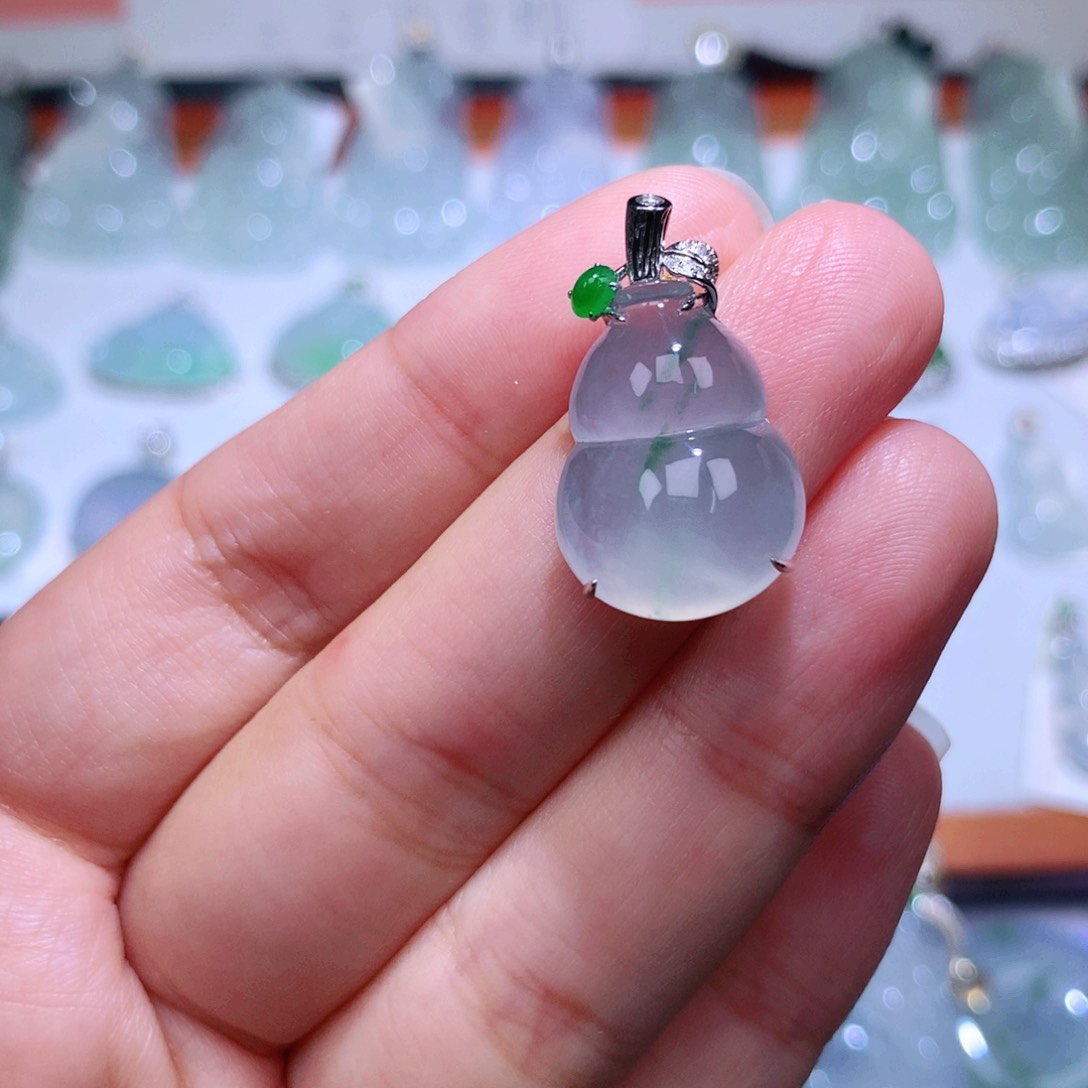 颈饰18K金镶嵌翡翠葫芦