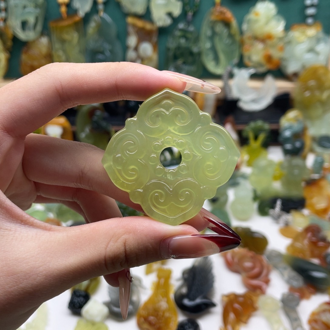 蛇纹石玉颈饰合金