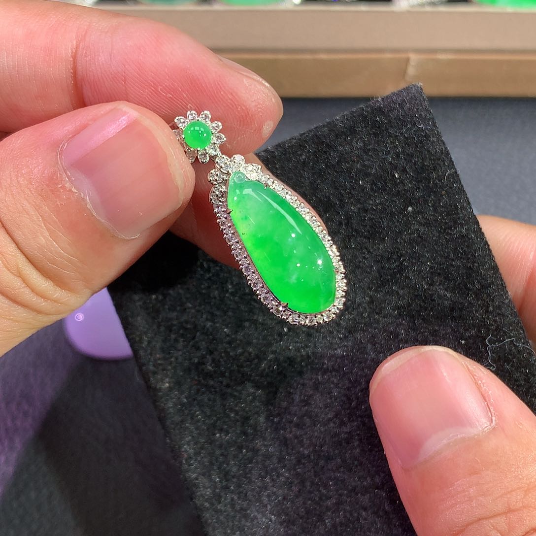 翡翠吊坠(赠链)18K金镶嵌