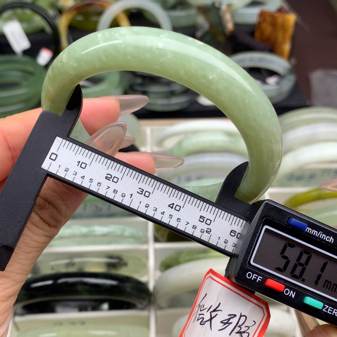 蛇纹石玉未镶嵌手镯752
