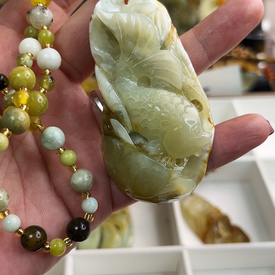 蛇纹石玉颈饰未镶嵌