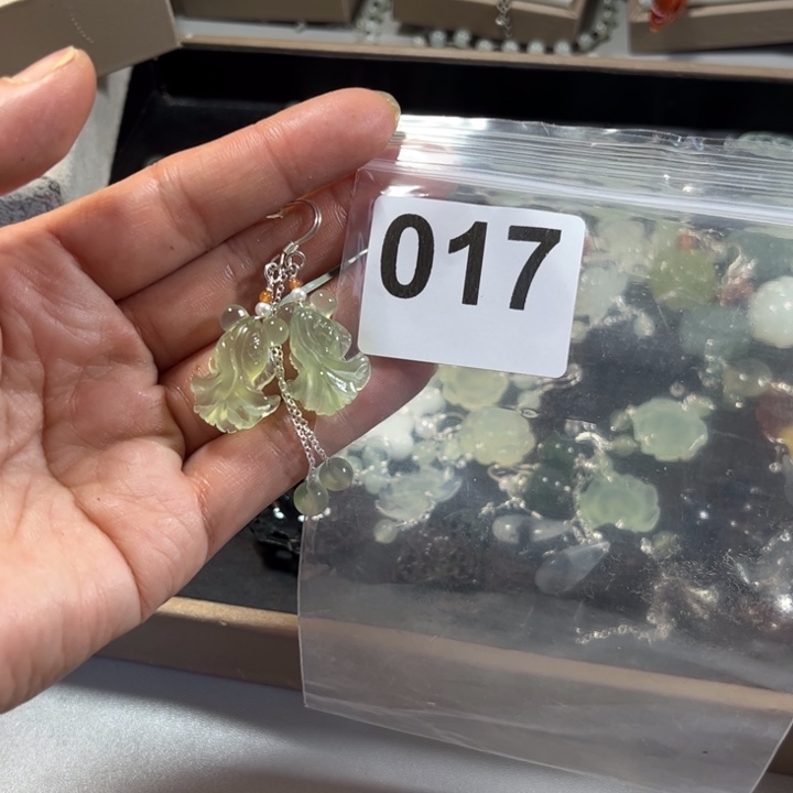 蛇纹石玉耳饰未镶嵌童*