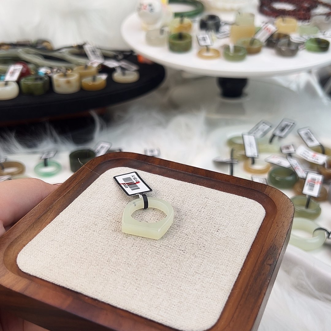 和田玉未镶嵌戒指17.6奶白色窄马鞍N27