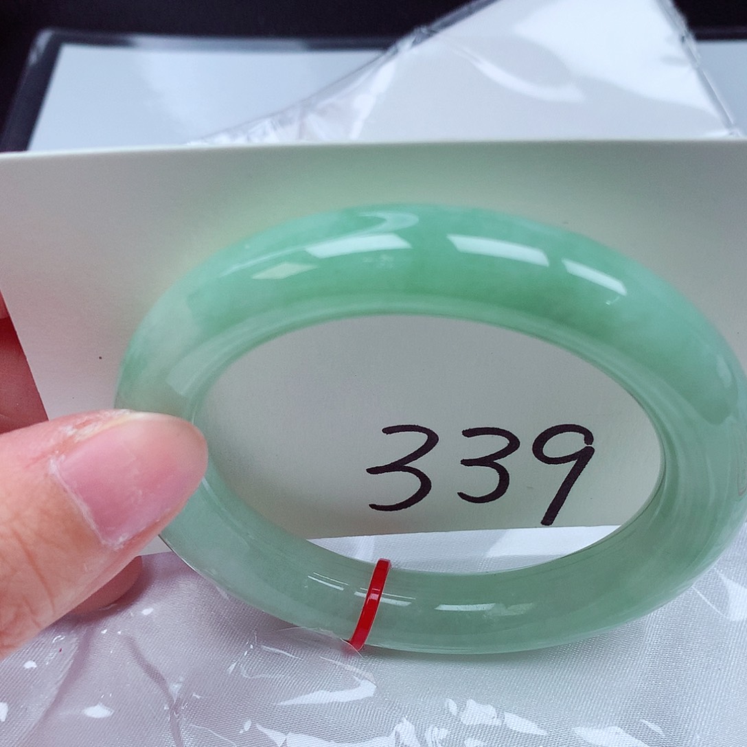 翡翠手镯未镶嵌翡翠