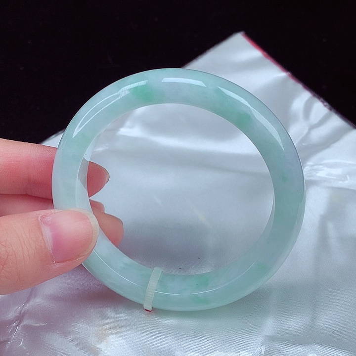 翡翠手镯未镶嵌翡翠