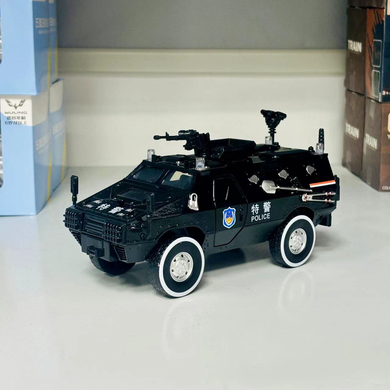 1:28合金声光特警装甲车七开门回力车