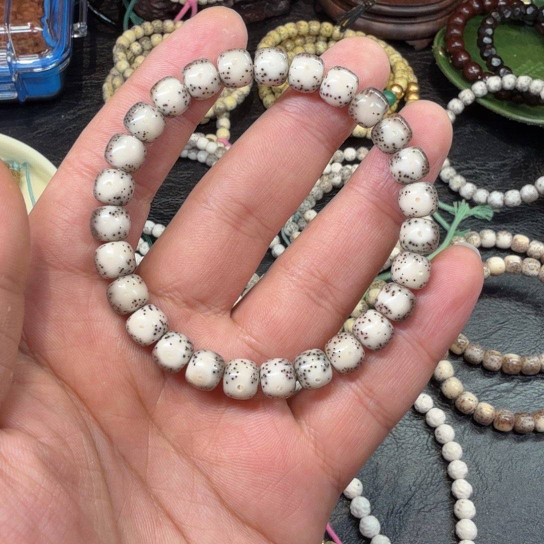 手串星月菩提8Ｘ７月留白冰透老型。