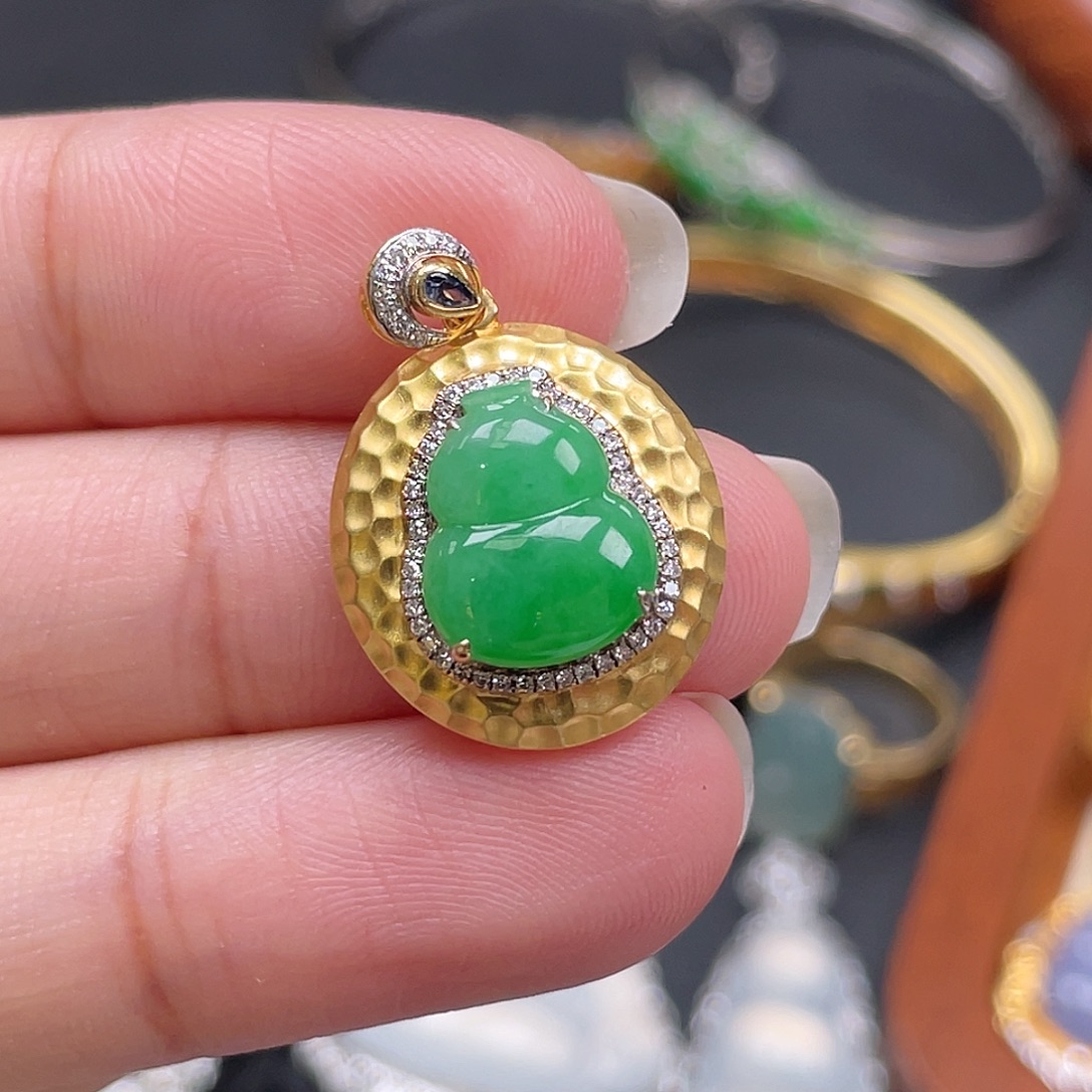 翡翠18K金镶嵌颈饰绿葫芦