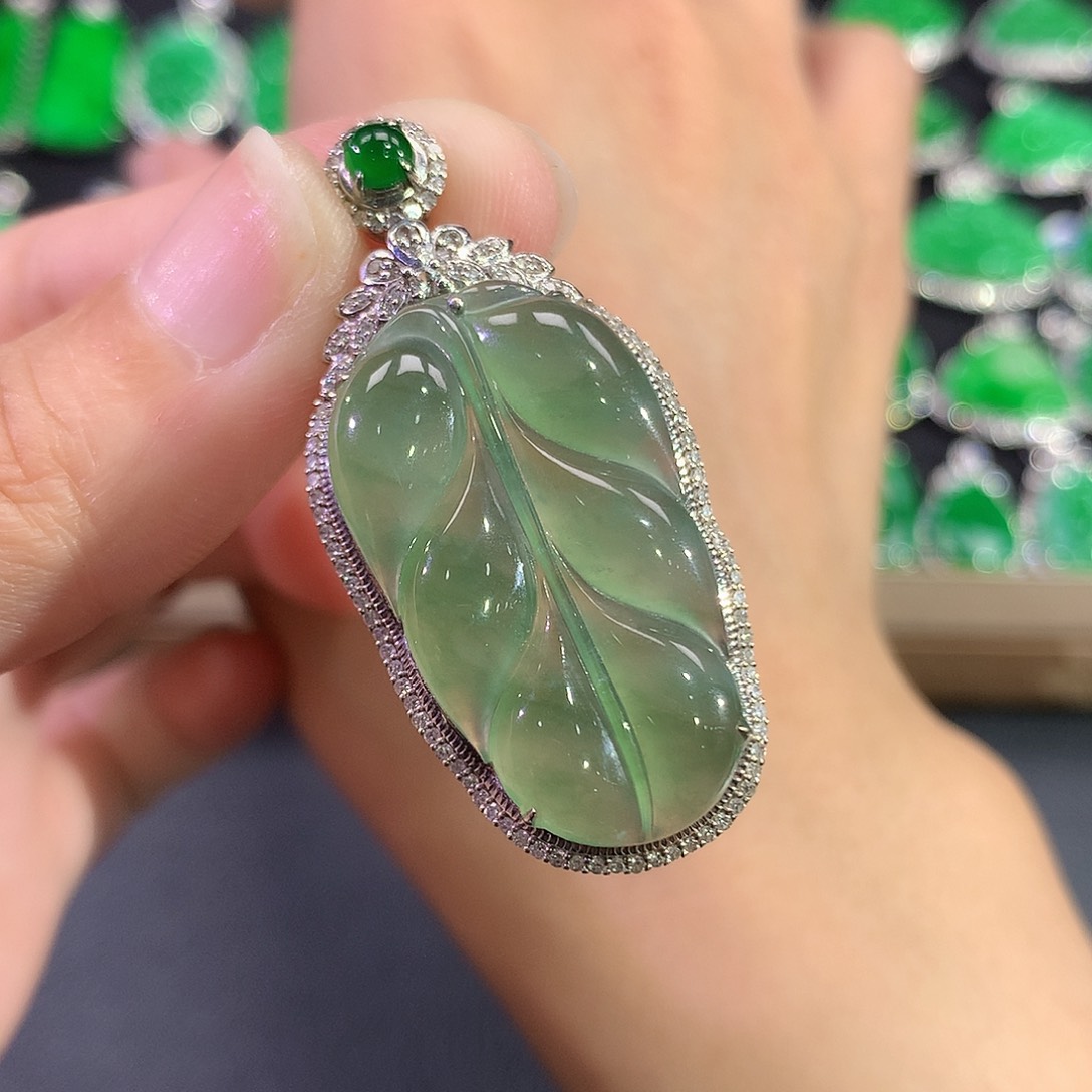 翡翠18K金镶嵌吊坠(赠链)