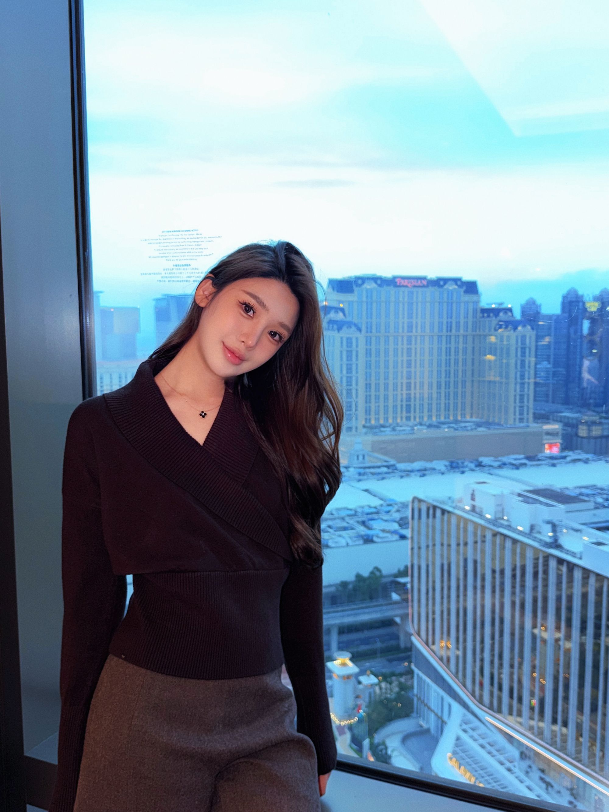 Elenastudio「美蒂芙」高智调性交叉V领设计收腰显瘦针织毛衣68121