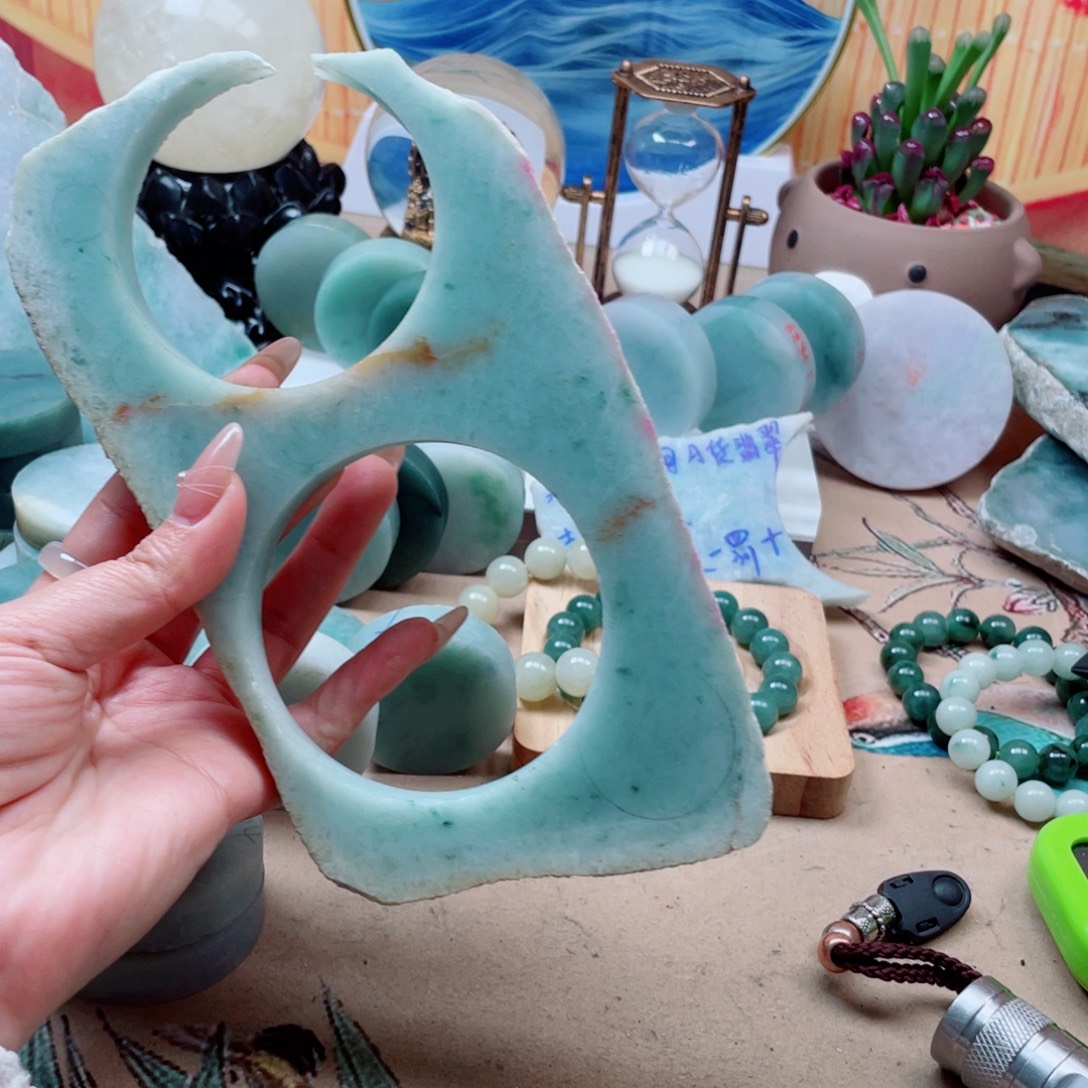 实***人翡翠未镶嵌颈饰174……