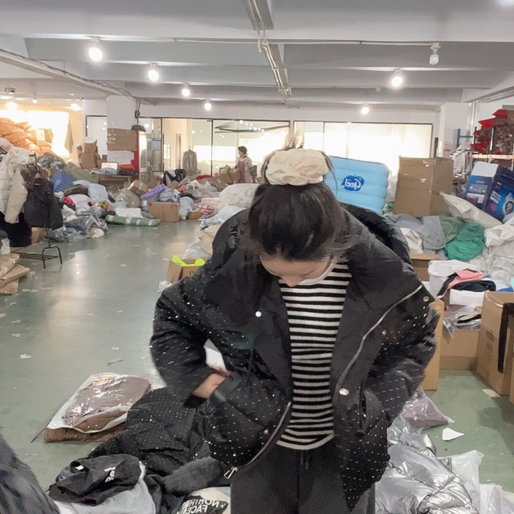 黑色带闪外套短款L码穿到125斤