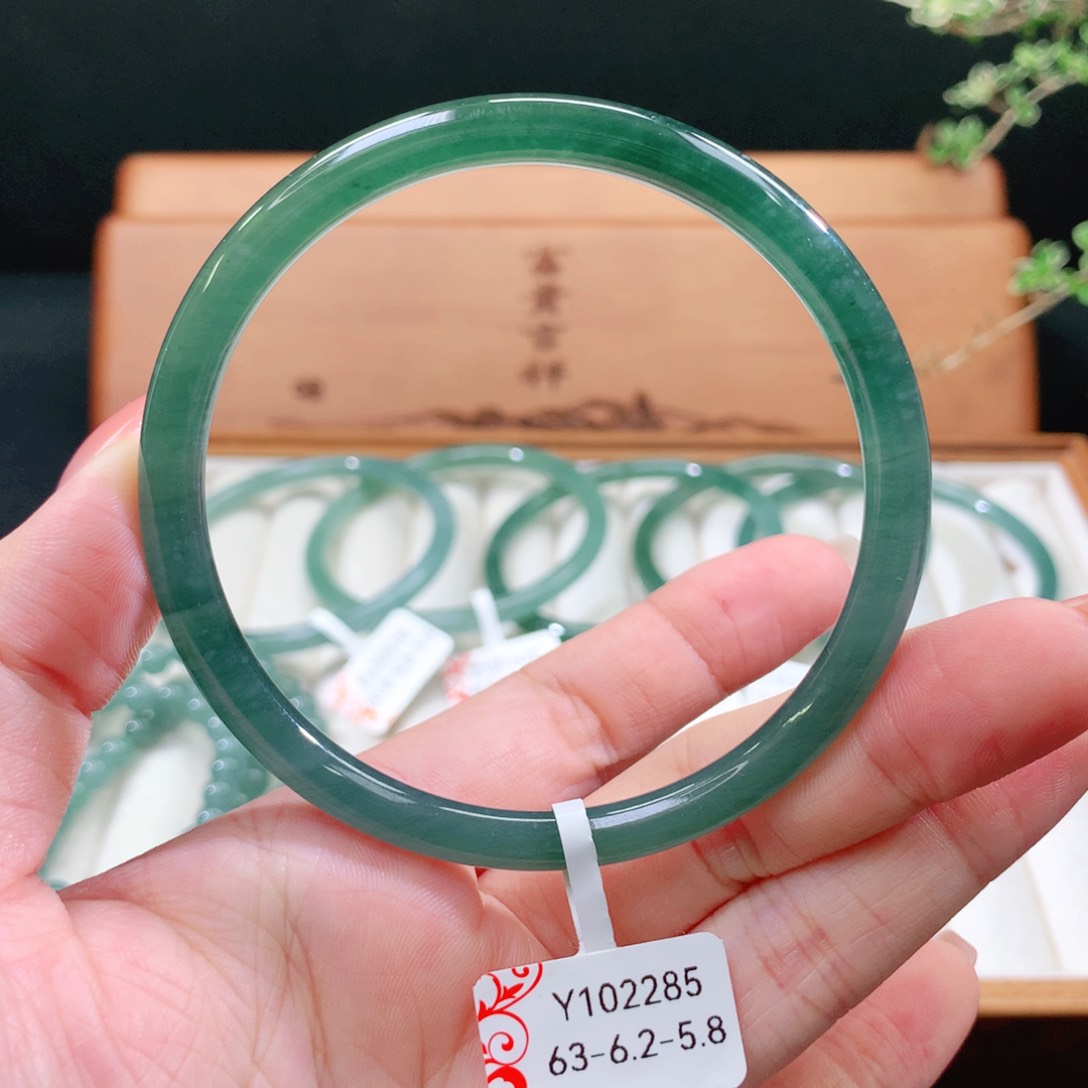 翡翠手镯未镶嵌天然