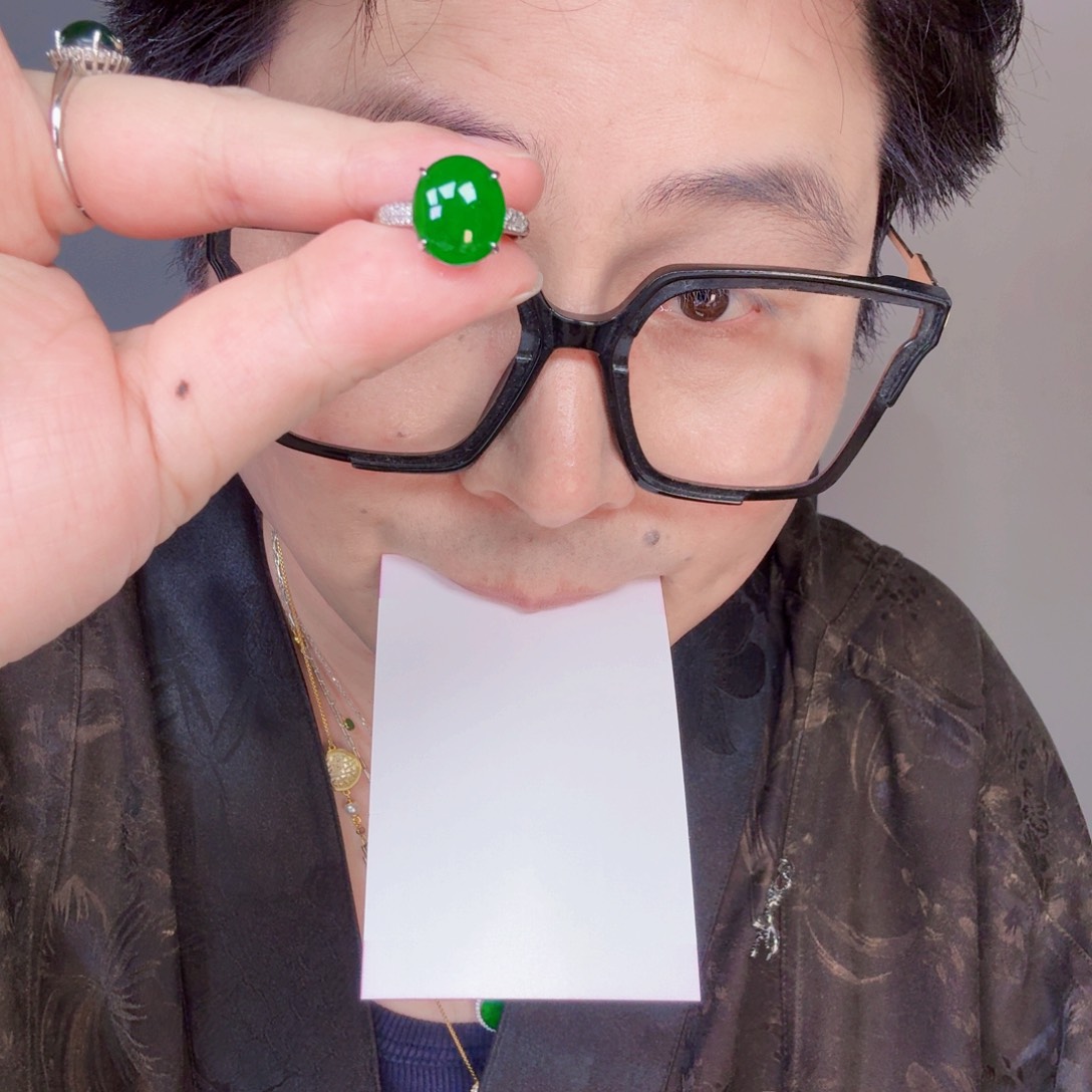 翡翠未镶嵌颈饰一件