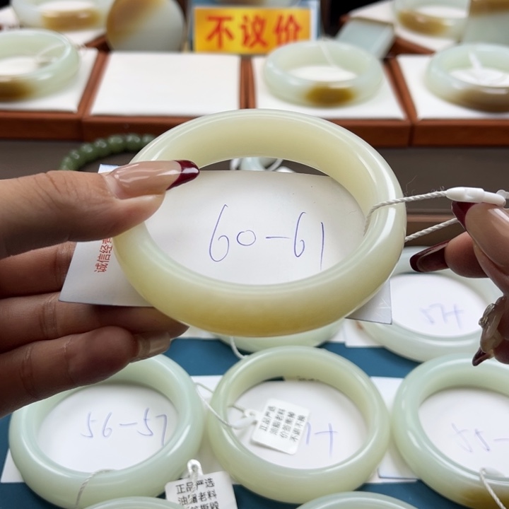 和田玉手镯未镶嵌