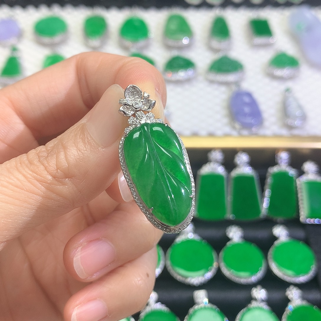 颈饰18K金镶嵌翡翠吊坠