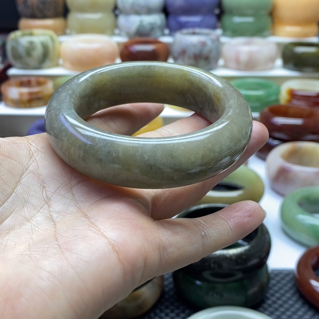 董***慧石英质玉未镶嵌手镯