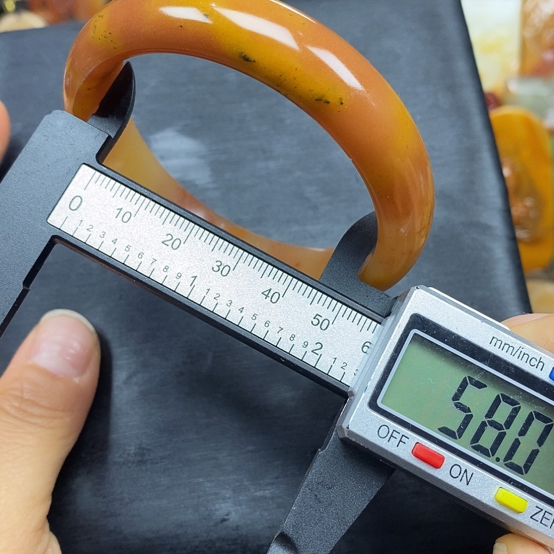 石英质玉（黄龙玉）颈饰未镶嵌